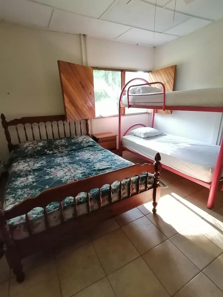 Chumba cha kulala cha nyuma kwa wageni 4.  Ina feni kuu pamoja na mwangaza mzuri na uingizaji hewa wa asili.  