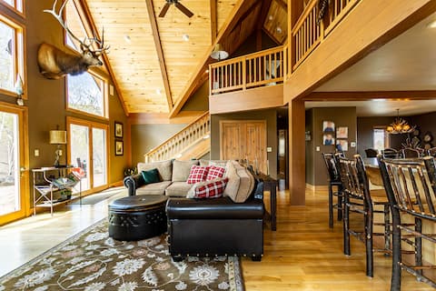 Large Cozy Chalet Near Powderhorn Resort