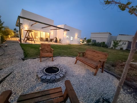 Modern villa in Emek HaMa'ayanot