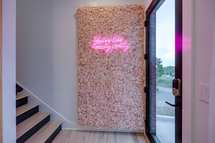 Luxury Chic Modern Home Minutes from the Gulch gallery image 3