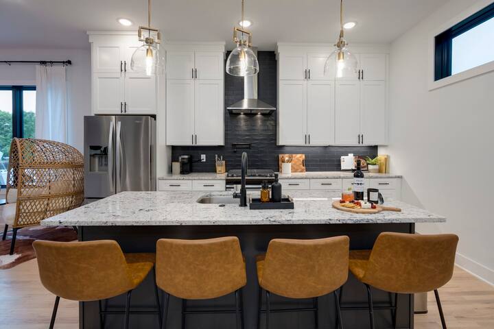 Luxury Chic Modern Home Minutes from the Gulch gallery image 4