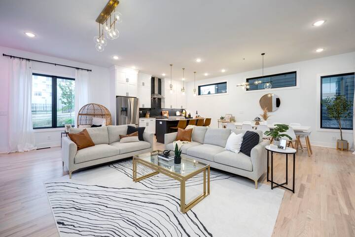 Luxury Chic Modern Home Minutes from the Gulch gallery image 2