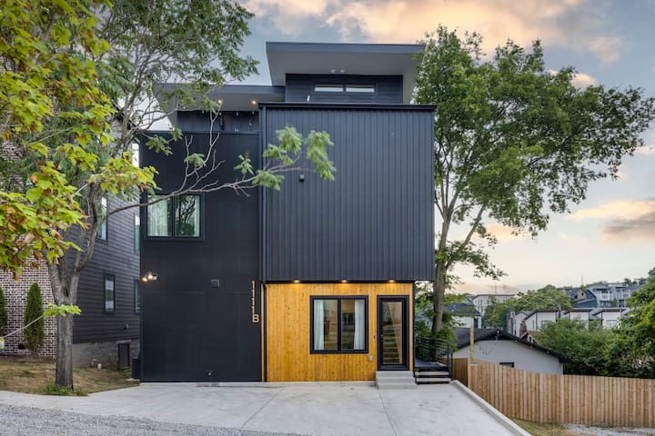 Luxury Chic Modern Home Minutes from the Gulch