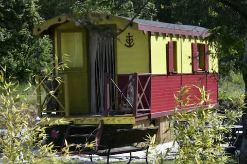 Caravan for a fully equipped romantic night.