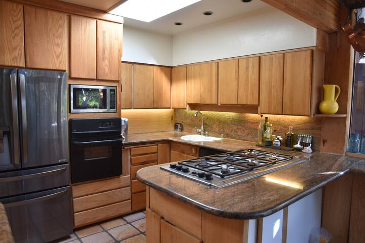 Spectacular views, quiet family retreat gallery image 3