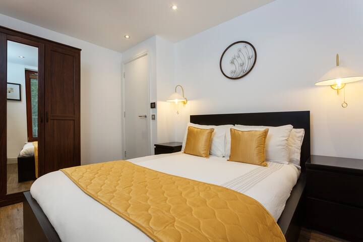 Stylish 3 bedroom apartment in Aldgate (Zone1) gallery image 3