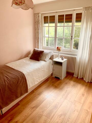 Spacious 4-bedroom home 10-min walk from the lake gallery image 4