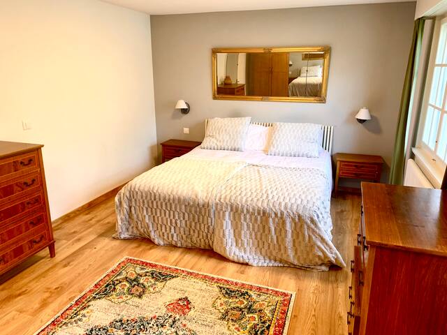 Spacious 4-bedroom home 10-min walk from the lake gallery image 2