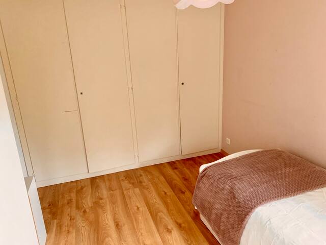 Spacious 4-bedroom home 10-min walk from the lake gallery image 5