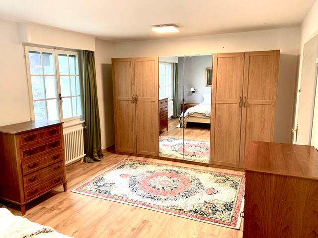 Spacious 4-bedroom home 10-min walk from the lake gallery image 3