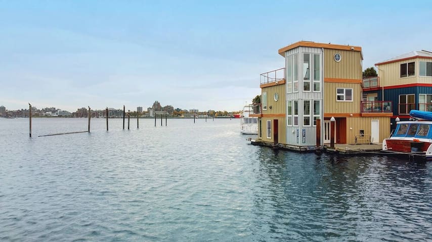 L’eau Rider. A unique float home experience.