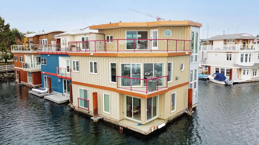 L’eau Rider. A unique float home experience. gallery image 2