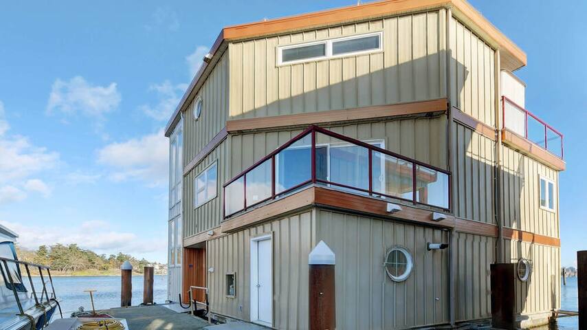 L’eau Rider. A unique float home experience. gallery image 3