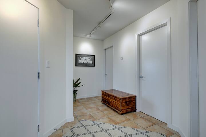 L’eau Rider. A unique float home experience. gallery image 5