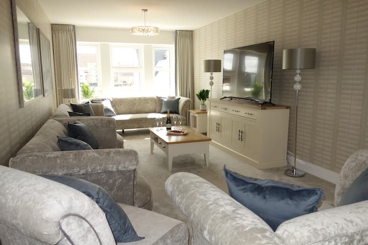 Luxury 5 Bedroom Home With Onsite Parking And Wifi - Chelmsford