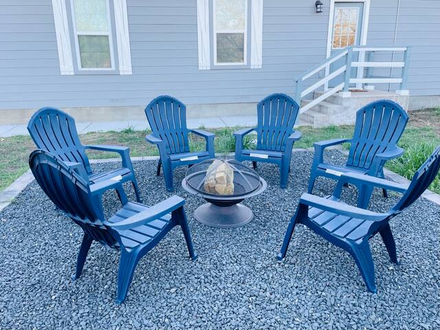 Budget-Friendly Retreat Stockyards HotTub MiniGolf gallery image 3