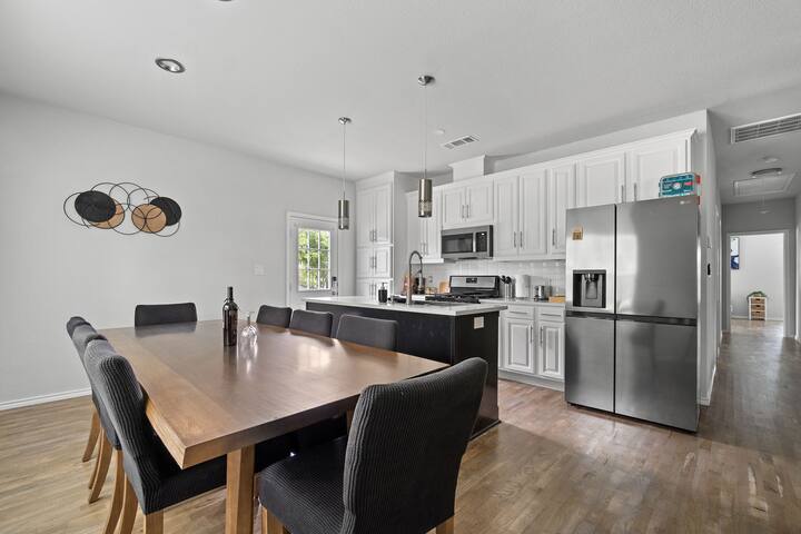 Budget-Friendly Retreat Stockyards HotTub MiniGolf gallery image 5