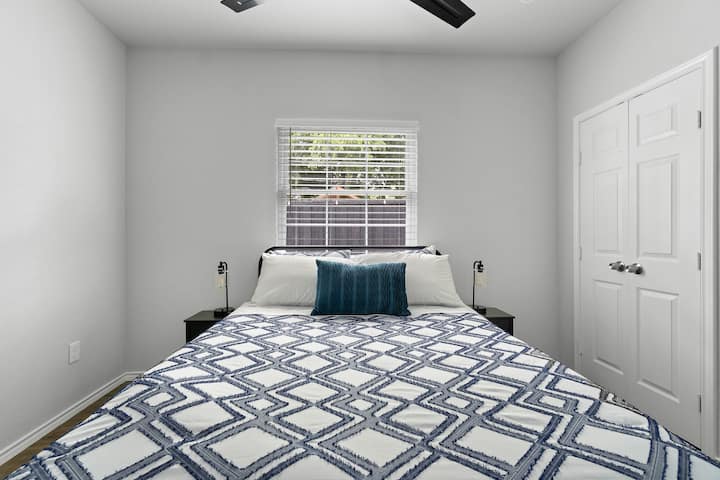 Kitanda cha malkia cha ukubwa wa chumba cha kulala cha 3 pamoja na kabati.