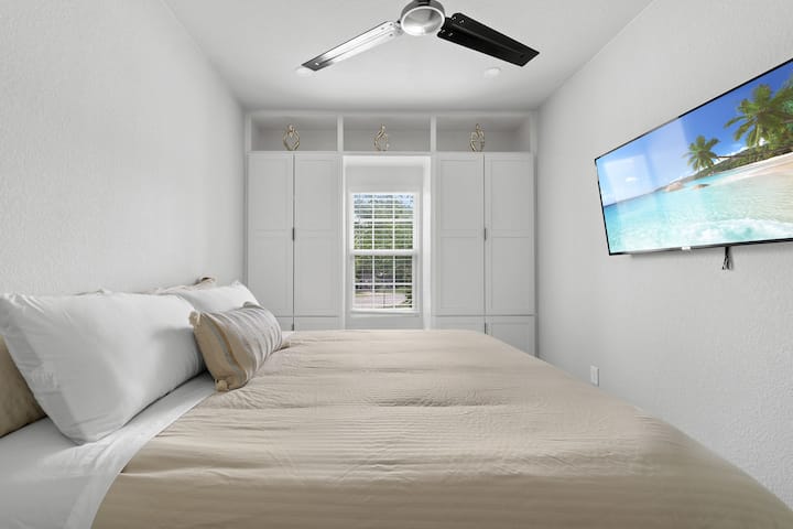 Chumba cha kulala cha 1, kitanda cha ukubwa wa King na 50" smart