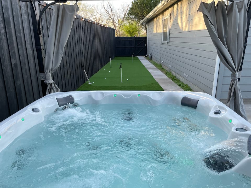 Budget-Friendly Retreat by Fort Worth Stockyards with HotTub & MiniGolf — photo 1