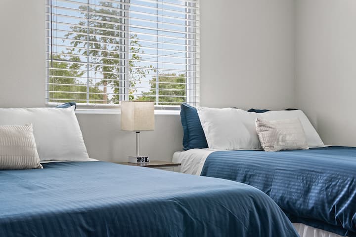 Chumba cha kulala cha 4, (Chumba cha kulala cha Master) na 50" smart tv. Vuta kochi, na kitanda cha watu wawili kinachoweza kukunjwa kwenye kabati.