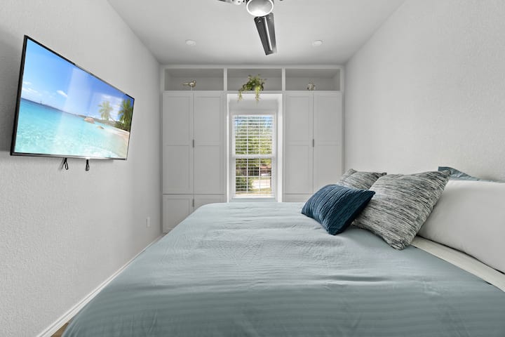 Chumba cha kulala cha 2, kitanda cha ukubwa wa King na 50" smart