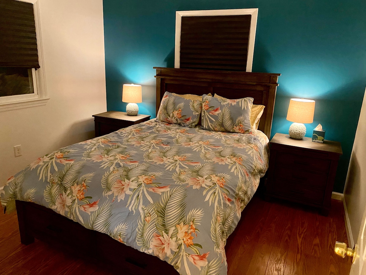 Dormitorio 1 de 3 ... cama queen, mesas de noche inteligentes para dispositivos de carga. El colchón está en el lado suave, como el nuevo estado, limpio y cómodo para garantizar un sueño nocturno profundo y relajante. 