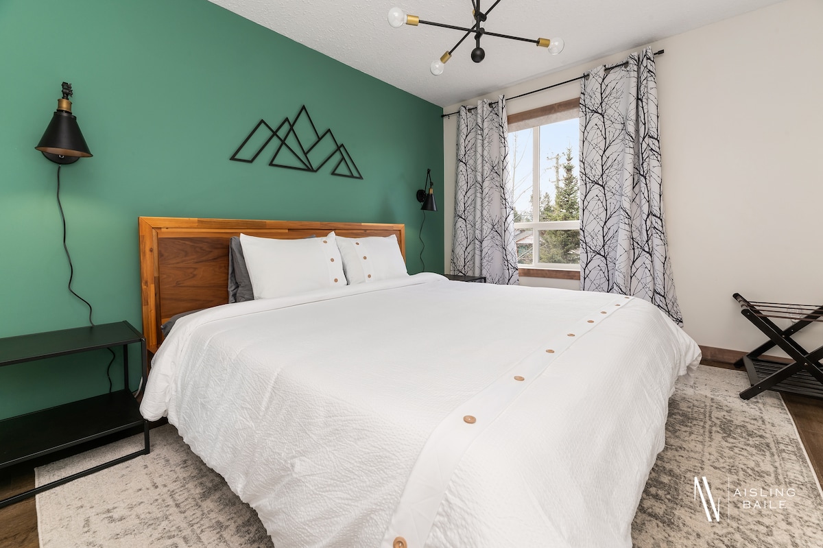 تحتوي غرفة النوم الرئيسية على راحة بمقاس كبير!