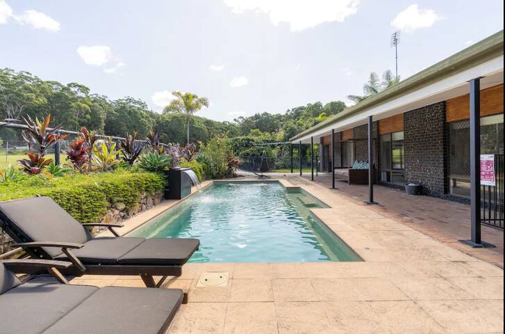 Bali-Ahn. Acreage 3 mins to town. Pool, A/C, Wifi gallery image 2