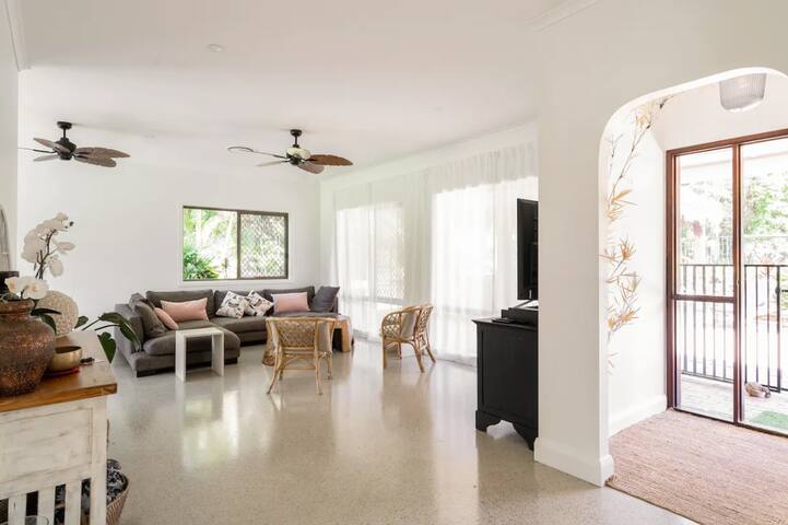 Bali-Ahn. Acreage 3 mins to town. Pool, A/C, Wifi gallery image 4