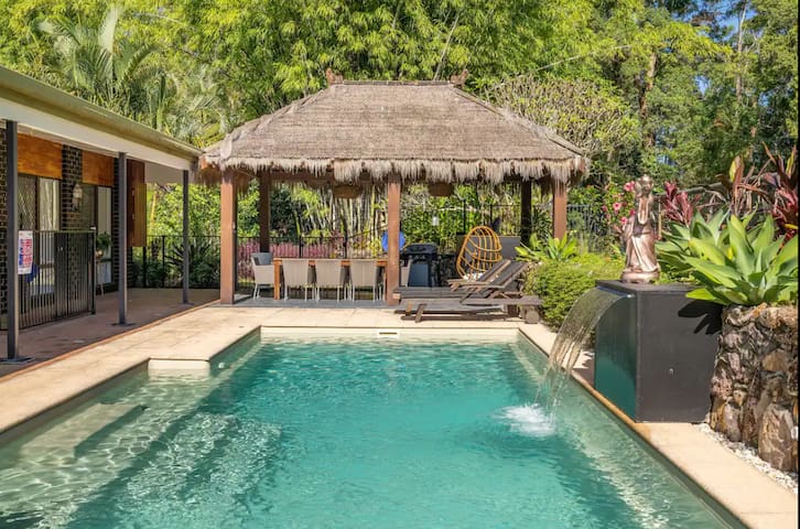 Bali-Ahn. Acreage 3 mins to town. Pool, A/C, Wifi