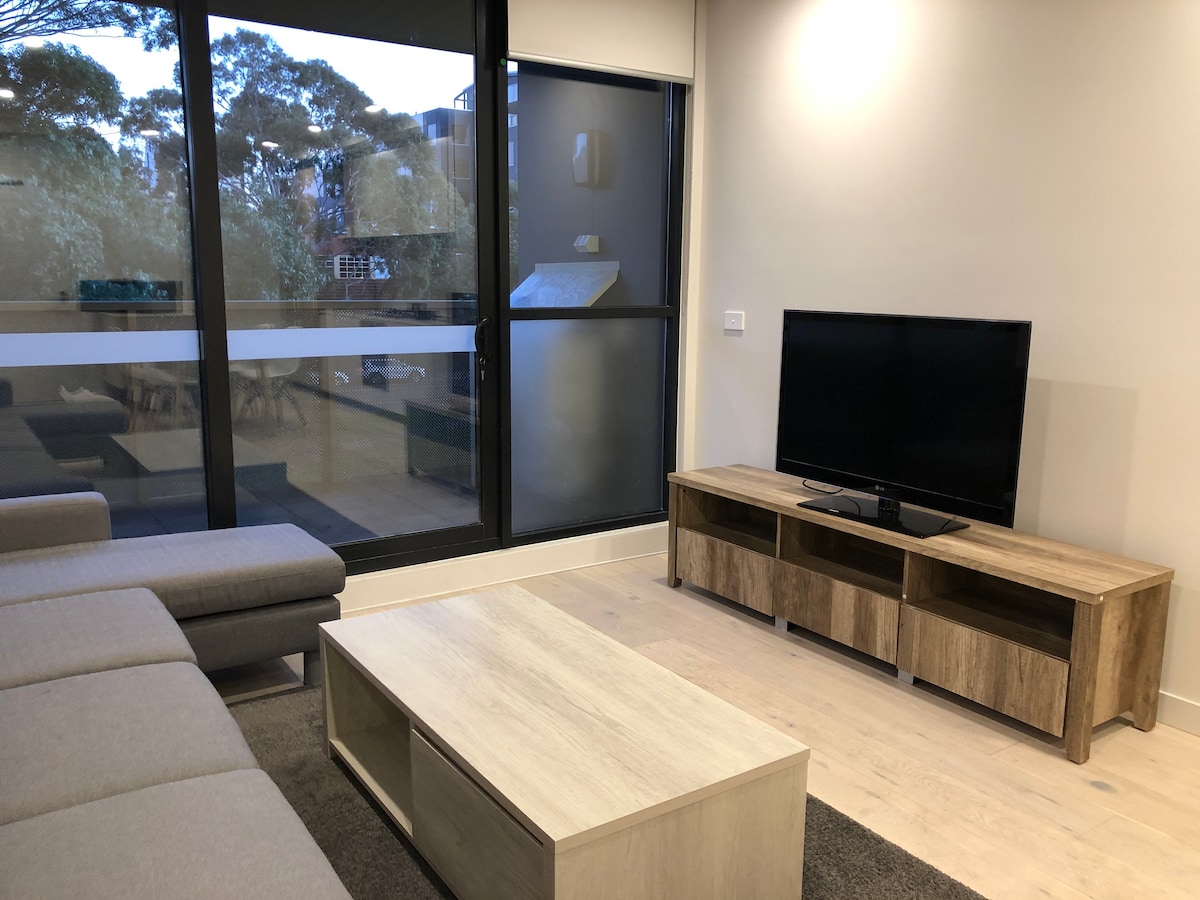 Top performing Airbnb: Lovely 3-bedroom, 2-bathroom apt with free parking in Box Hill