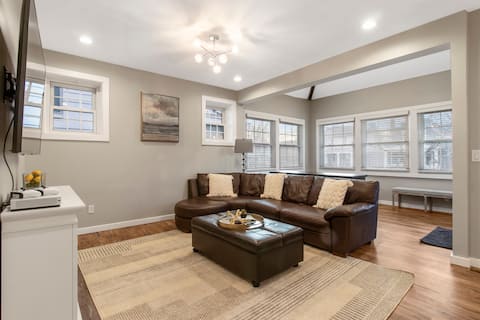 Top performing Airbnb: Walkable Oakley 3BR | Big Backyard|1st Floor Suite in Oakley