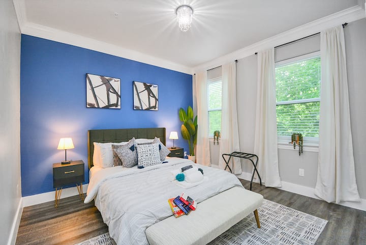 Druhá spálňa pôsobí ako hlavná spálňa. Ponúka super pohodlnú manželskú posteľ Queen a vlastnú kúpeľňu. 