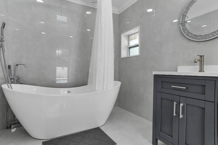 New modern 4 Bedroom+Office,Pool, bbq, game room gallery image 2