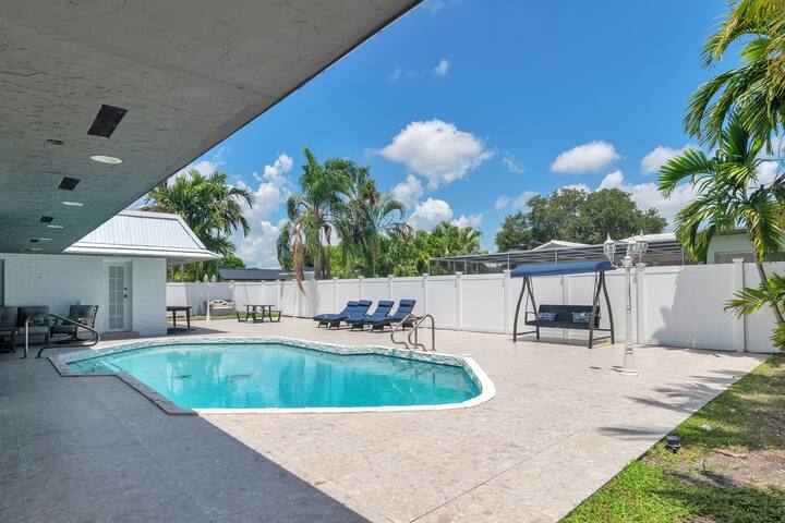 New modern 4 Bedroom+Office,Pool, bbq, game room gallery image 4