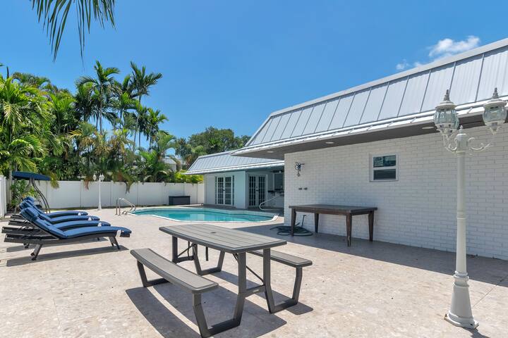 New modern 4 Bedroom+Office,Pool, bbq, game room gallery image 5