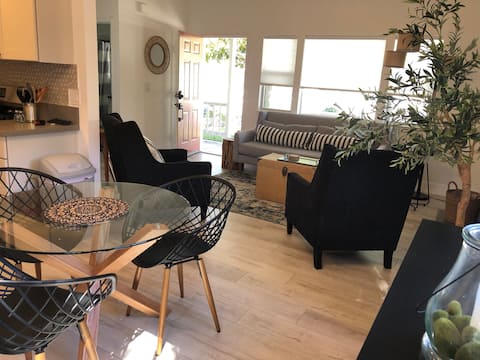Adorable renovated guest cottage near downtown