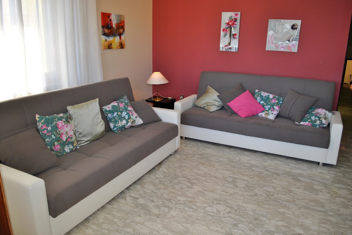 סלון עם שתי ספות נפתחות