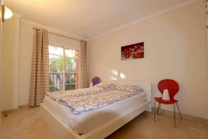 Პატარა საწოლი ოთახი