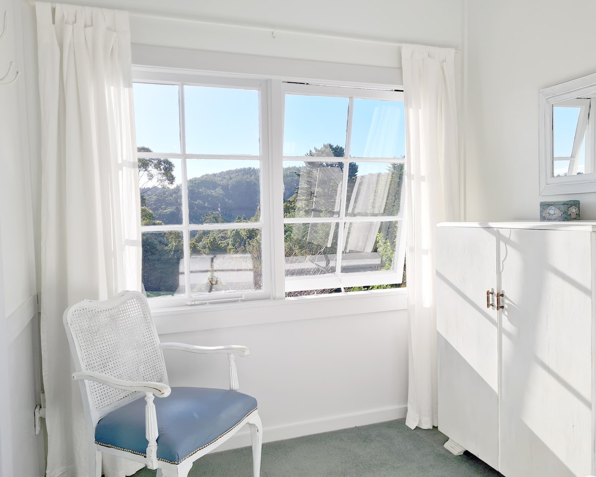 从果园小屋卧室向北方欣赏美景。