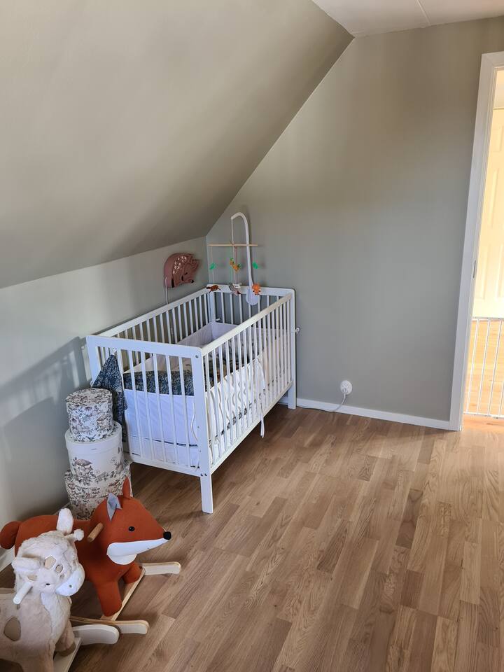 Baby crib upstairs. In this room it is possible to instead add an inflatable matress with a soft bed matress.
