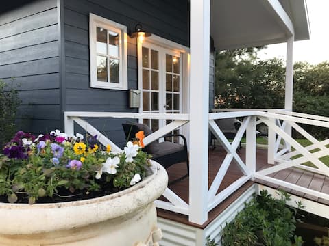 Successful Airbnb property: Hamptons In Rye Blue Cottage 3Mins from HotSprings in Rye