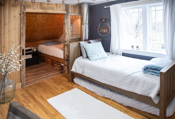 Ზემოთ საძინებელი - განახლდა, ასევე, ოთახში სრული ზომით, შემდეგ კი ორადგილიანი, რომ ოთახში სრული ბალიშები გამოიღოს ლეიბი,
Ორადგილიანი / ორსართულიანი სრული ზომა, რომელსაც თავზე ორადგილიანი აქვს. 