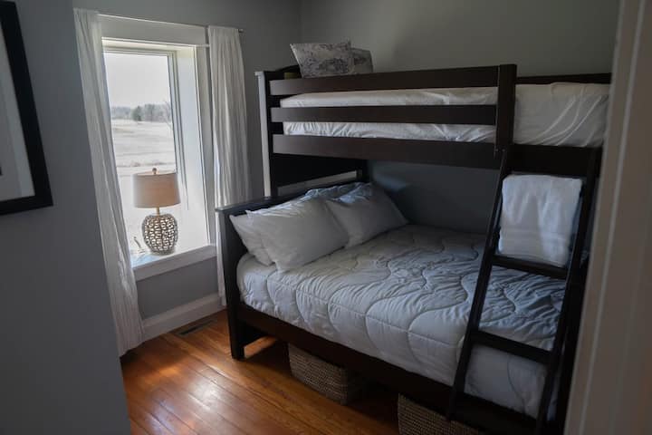 Მთავარი სართულის საძინებელი - ეს არის ერთადერთი საძინებელი მთავარ სართულზე. Ორადგილიანი საწოლი და ორსართულიანი თავზე. Პატარა ზომის ოთახი.