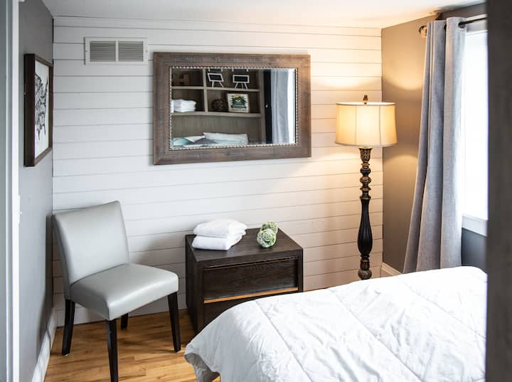 Სრული ზომის საწოლი, პატარა ზომის ოთახი მაღლა.