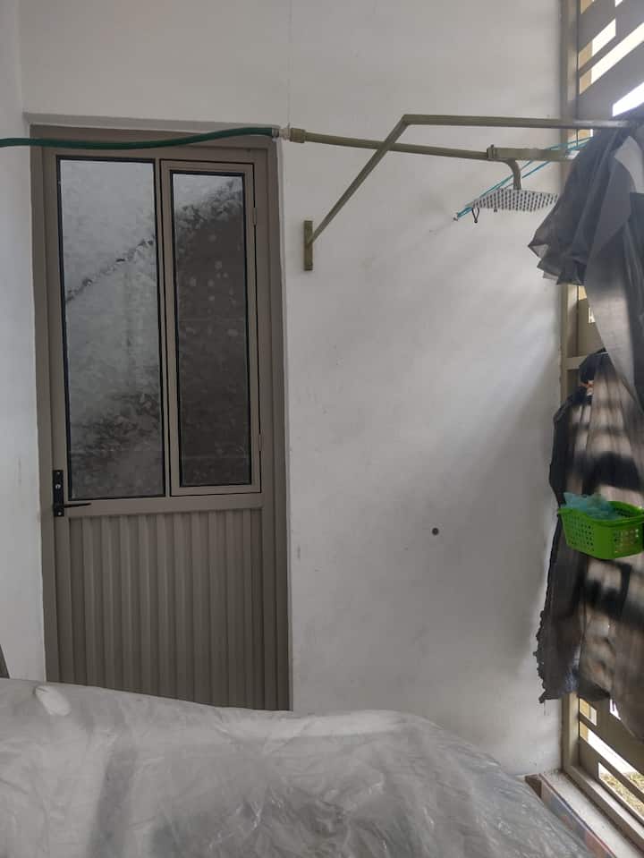 מקלחת דמוית מקלחת בחצר השירות