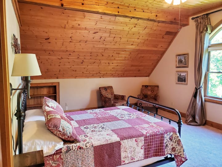 Master Suite Splendor - Queen Bed Haven с изглед към езерото и самостоятелна баня в спалня №1