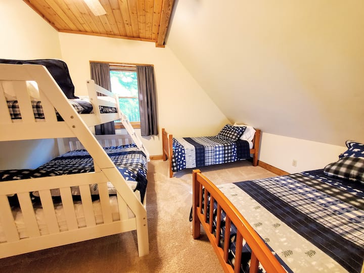 Спокойни нощи - единични легла и двуетажно легло за сън в спалня №5