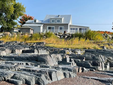 Lair du large, on the banks of the St. Lawrence, spa, billiards